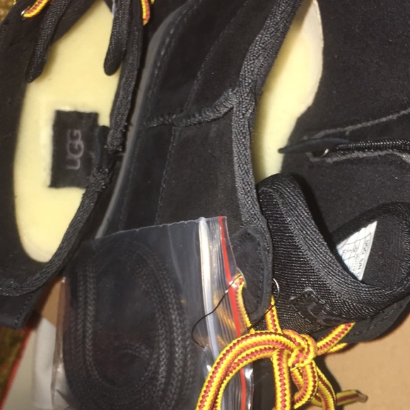 ❄️🎃🎉HP 8/31 Ugg boys waterproof ankle boot. Sz 5 - Picture 5 of 8
